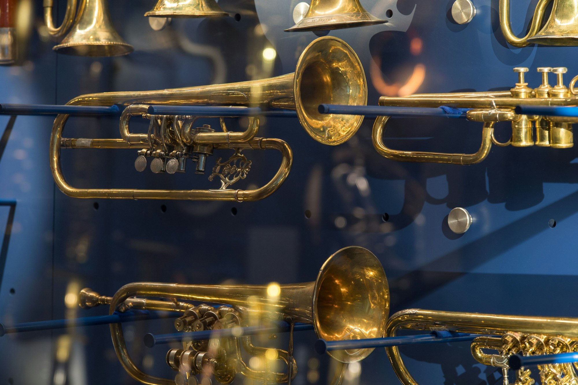 Rund 150 Instrumente aus der Schenkung von Günter Hett präsentiert das Bachhaus Eisenach effektvoll in Vitrinen.