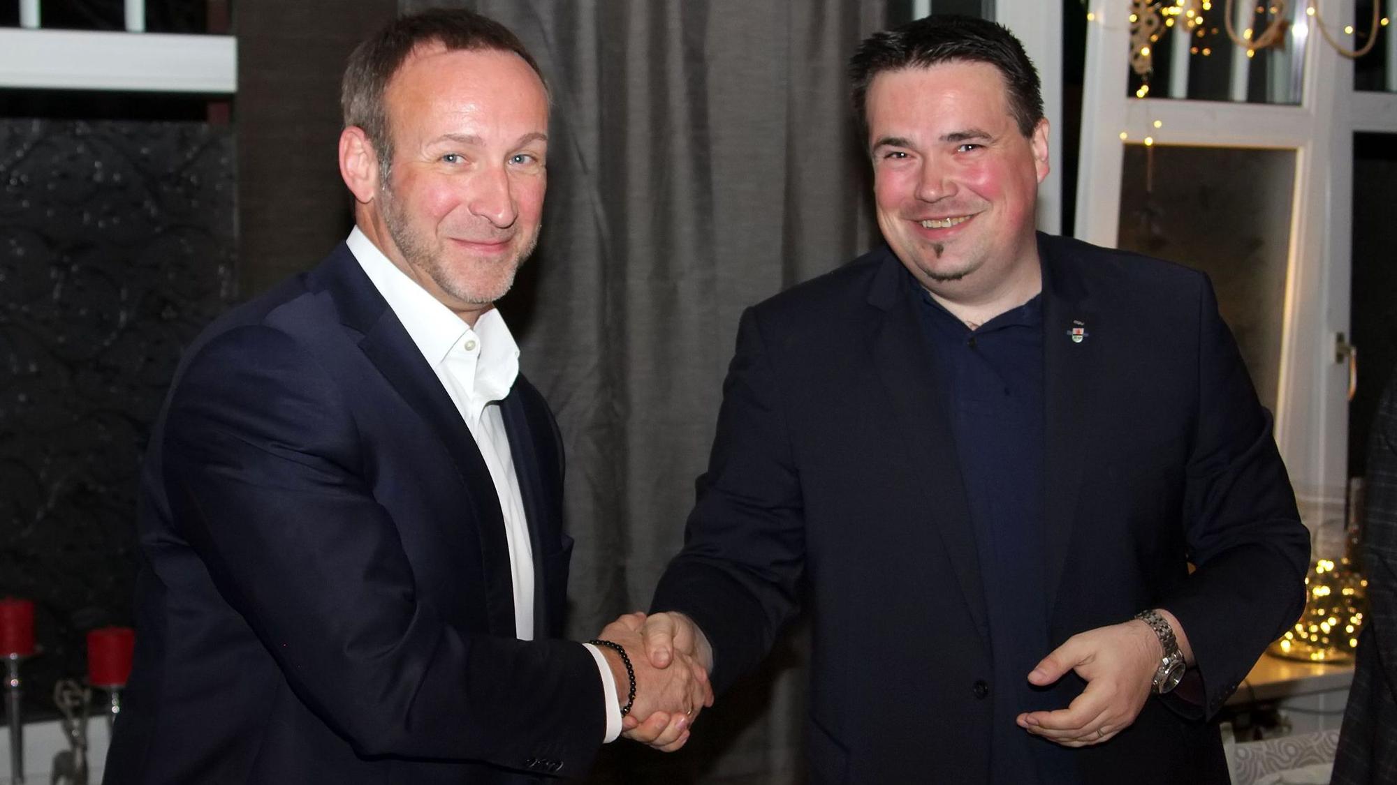 Stadtverbandschef Stephan Borst (r.) gratulierte Andreas Heller als Erster.