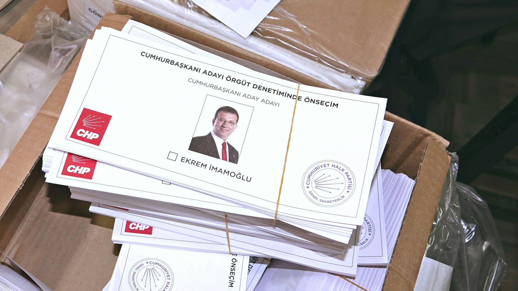 Wahlzettel und Umschläge mit einem Foto von Ekrem Imamoglu, Bürgermeister von Istanbul und Präsidentschaftskandidat der CHP (Republikanische Volkspartei), für die Vorwahlen liegen in einem Karton.
