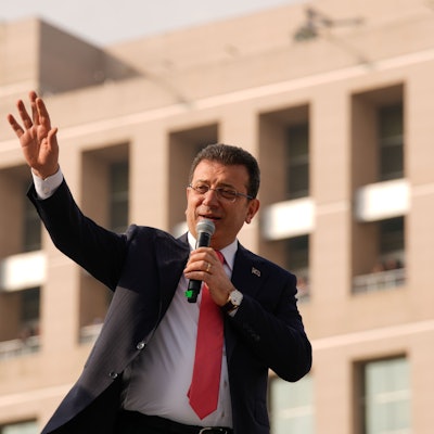 Istanbuls Bürgermeister Ekrem Imamoglu spricht zu seinen Anhängern vor dem Istanbuler Gerichtsgebäude.