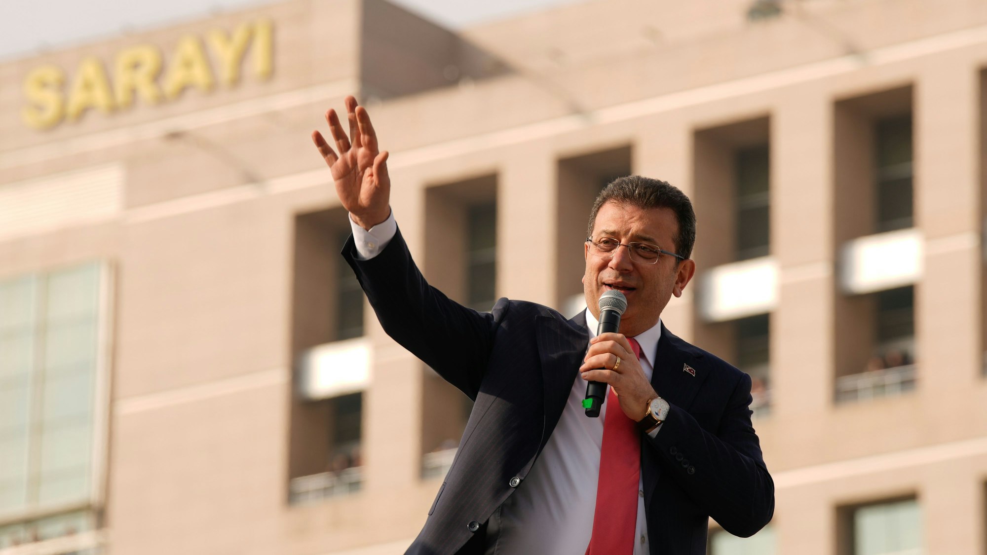 Istanbuls Bürgermeister Ekrem Imamoglu spricht zu seinen Anhängern vor dem Istanbuler Gerichtsgebäude.