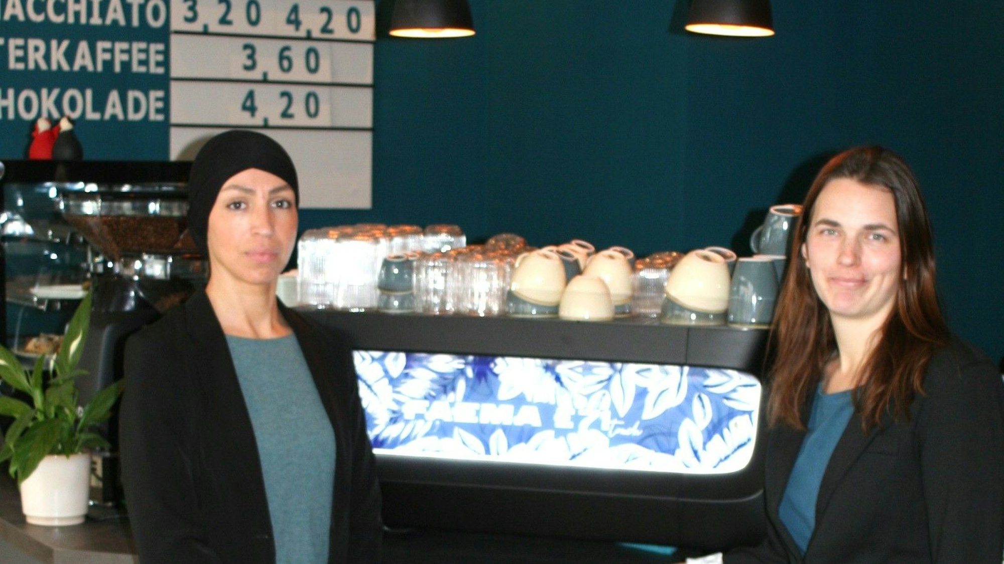 Kati Janeski und Linda Roetz stehen vor dem Tresen ihres neu eröffneten Cafés „Käffchen“.