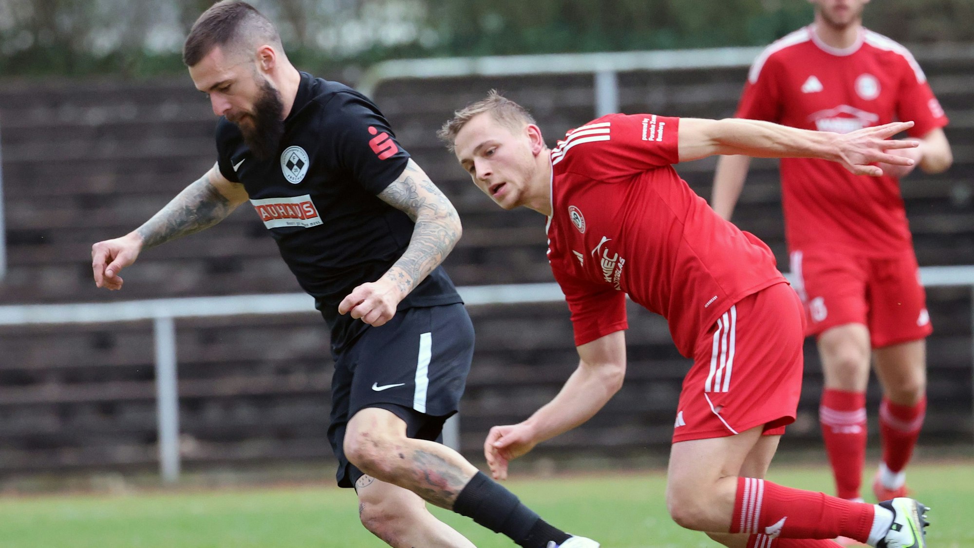 Ein Zweikampf zwischen Jonas Rücker und Pat Friesdorf.