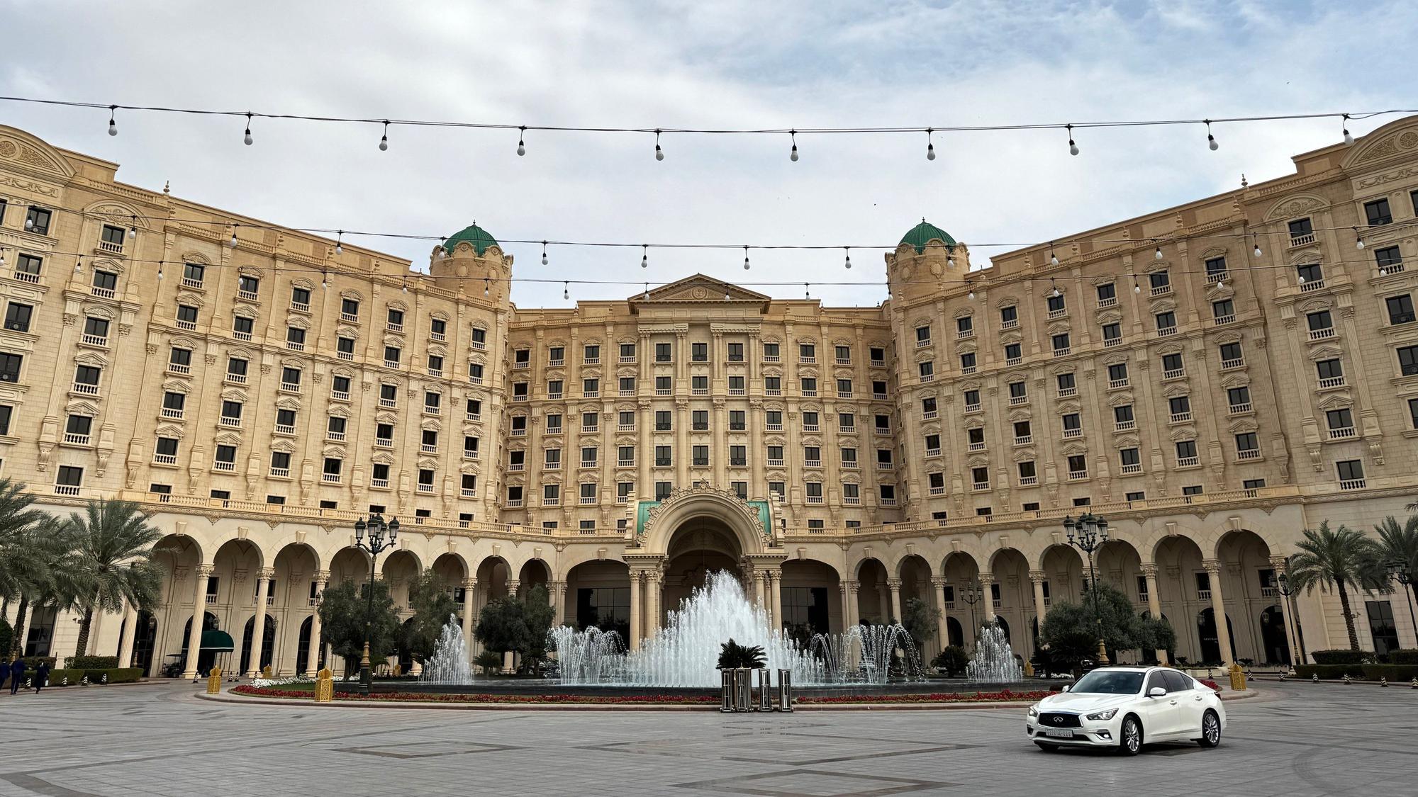 23.03.2025, Saudi-Arabien, Riad: Blick auf das Ritz-Carlton-Hotel in Riad, Saudi-Arabien, das Schauplatz der Gespräche zwischen US-amerikanischen und ukrainischen Delegationen war. Der ukrainische Verteidigungsminister Umjerow gab am Sonntag bekannt, dass die Gespräche zwischen der amerikanischen und der ukrainischen Delegation in der saudi-arabischen Hauptstadt Riad abgeschlossen wurden. Nach einem Treffen mit Vertretern der Ukraine starten die USA heute in Saudi-Arabien ihre neue Gesprächsrunde über eine begrenzte Waffenruhe mit Russland. Foto: Wang Dongzhen/XinHua/dpa +++ dpa-Bildfunk +++