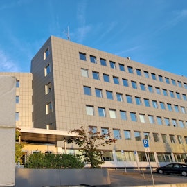 Ein Sparpaket steht vor dem Kreishaus am Rübezahlwald in Bergisch Gladbach.