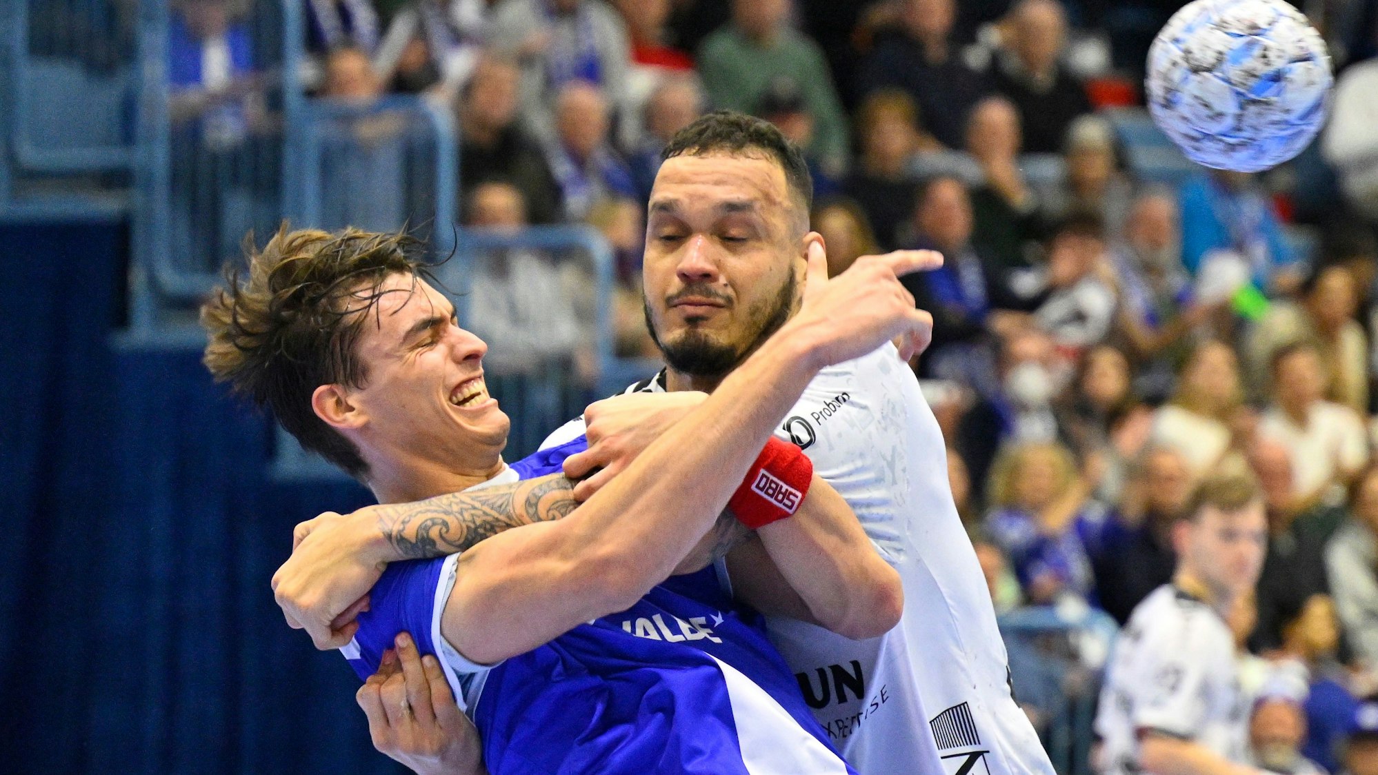 Julian Köster und Rogeiro Moraes im Kampf um den Ball.