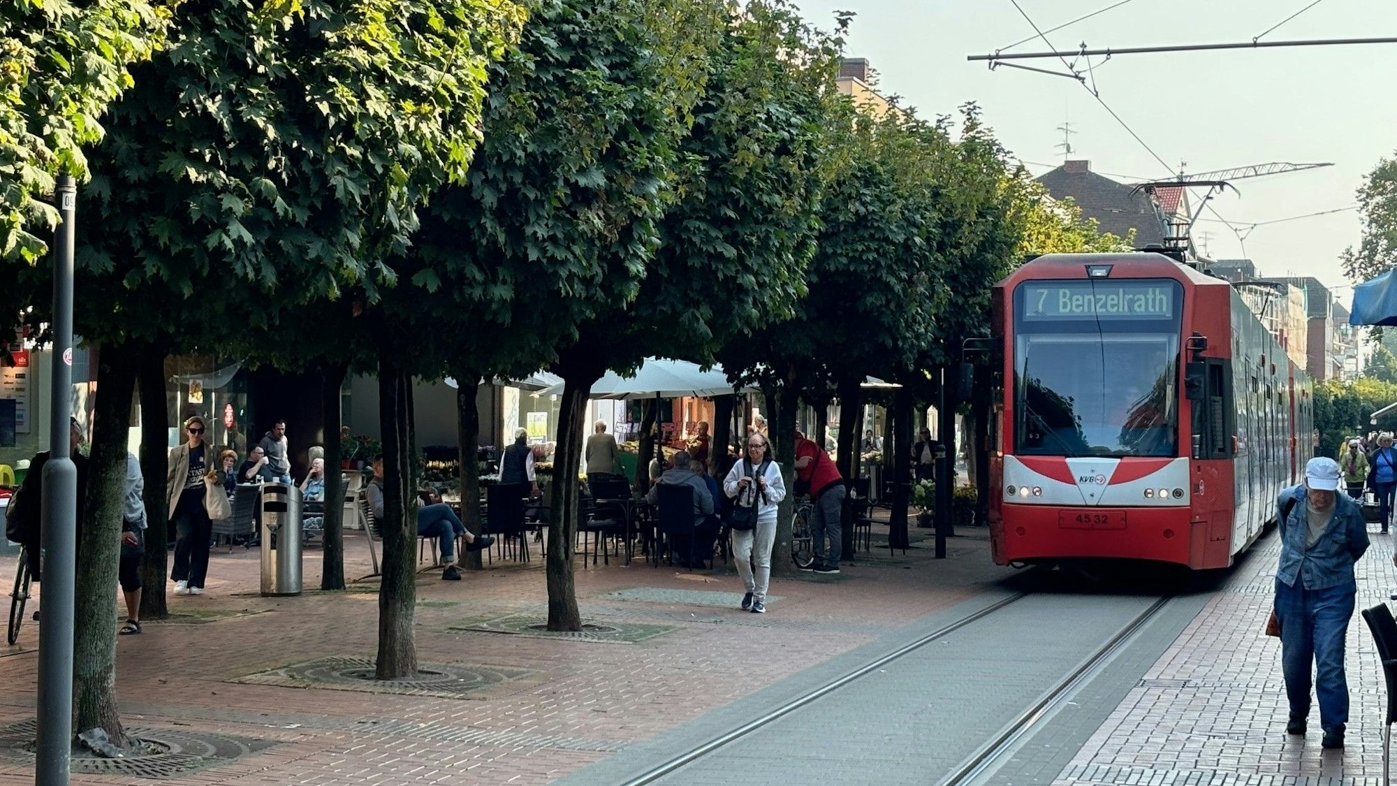 Auf dem Bild ist die Fußgängerzone in Frechen zu sehen