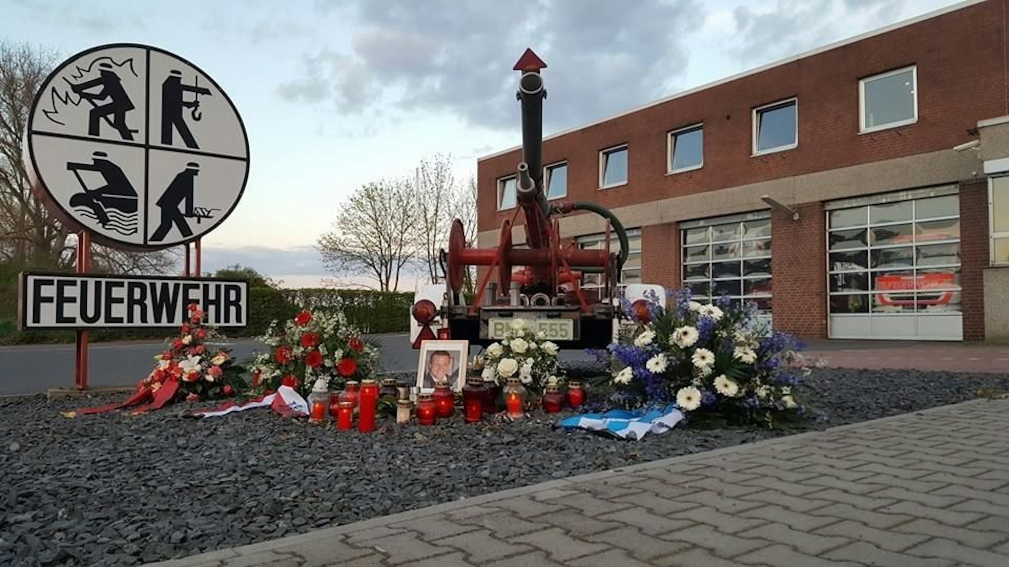 Vor der Wache der Freiwilligen Feuerwehr in Wesseling hatten Kameraden und Bürger Blumen niedergelegt und Kerzen aufgestellt.