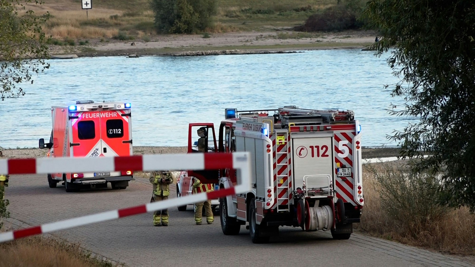 Fahrzeuge der Feuerwehr stehen am Rhein in Nordrhein-Westfalen (Archivfoto).