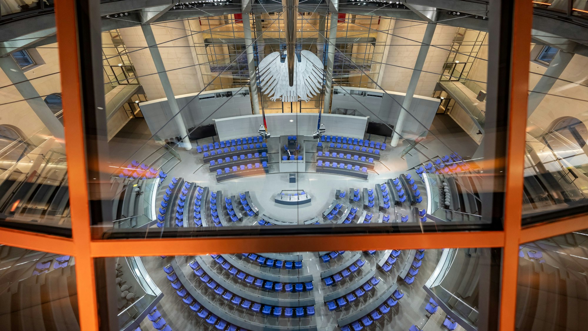 dpatopbilder - 24.03.2025, Berlin: Blick in den umgebauten Plenarsaal des Deutschen Bundestags vor der konstituierenden Sitzung des Bundestags in der 21. Legislaturperiode.