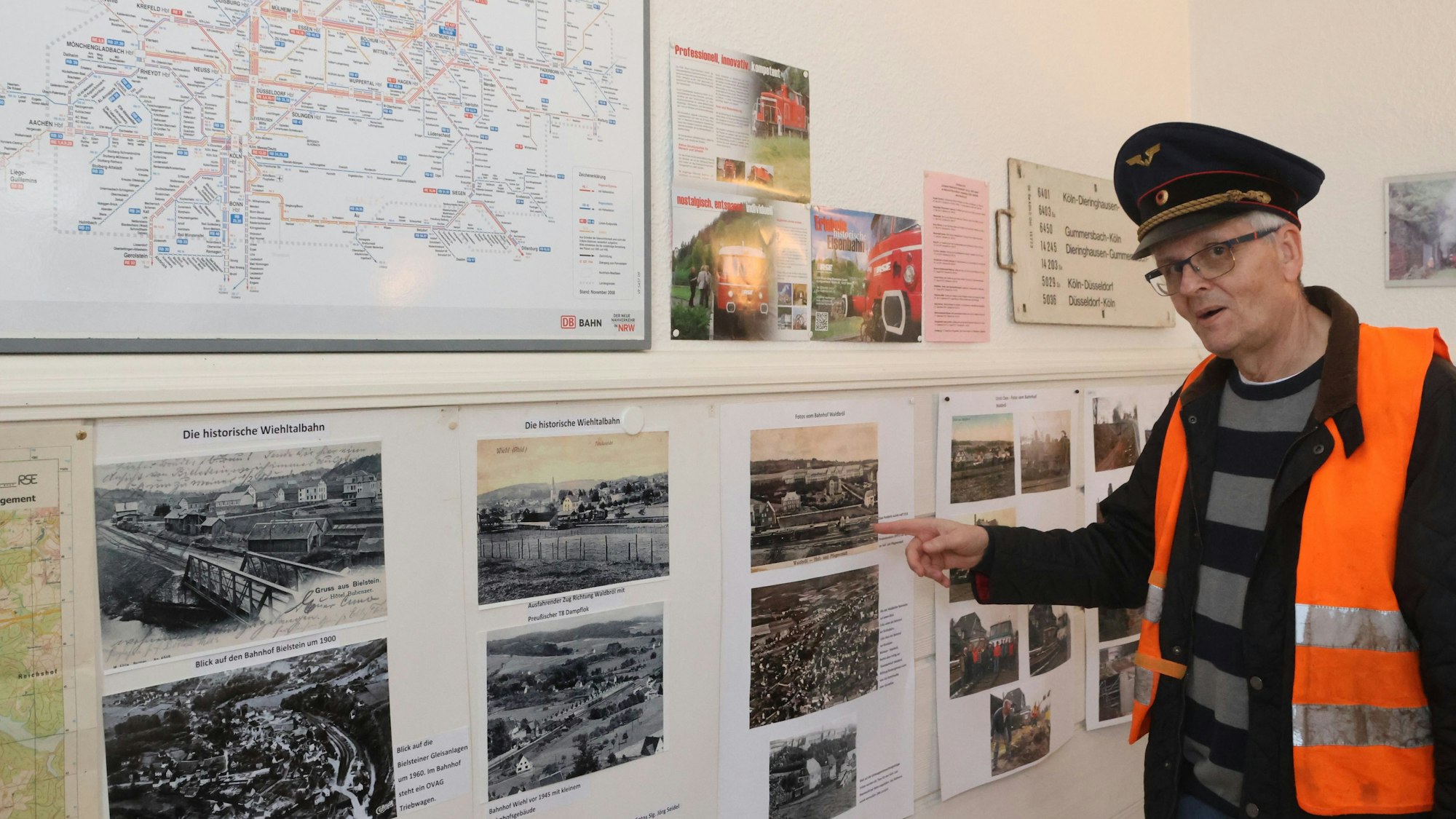 Jörg Seidel erläutert historische Fotos.