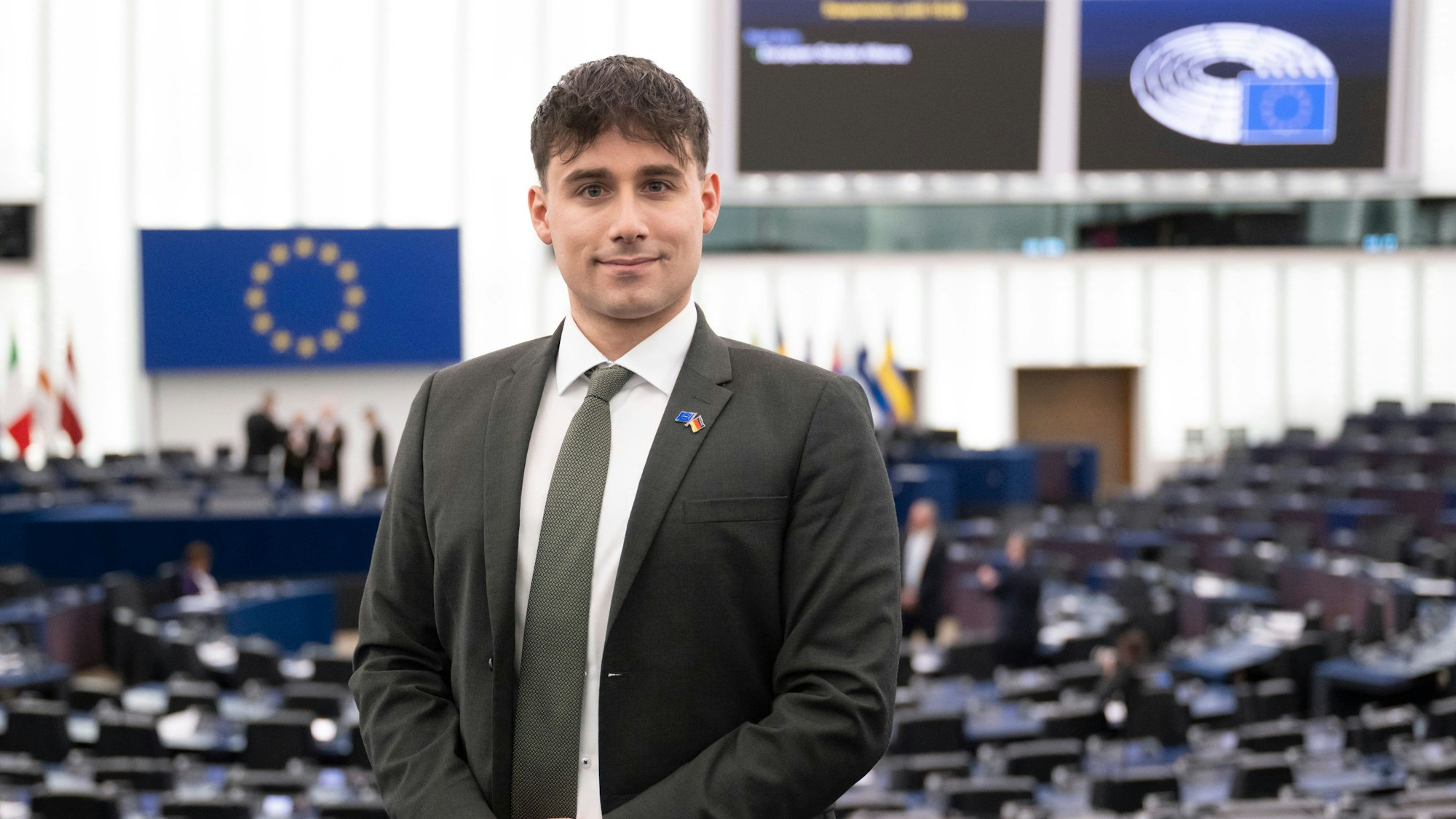 Lukas Sieper im Porträt im EU-Parlament.