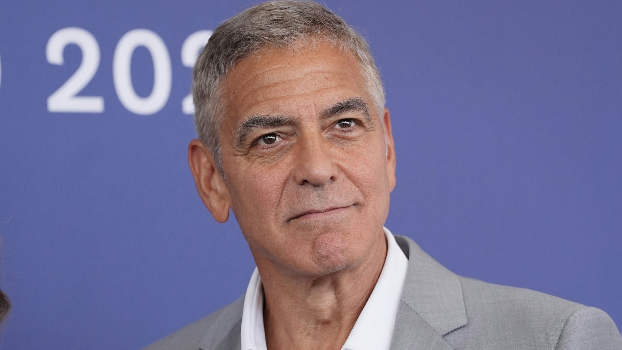 ARCHIV - 01.09.2024, Italien, Venedig: George Clooney, Schauspieler aus den USA, kommt zum Fototermin des Films «Wolfs» während der 81. Ausgabe der Filmfestspiele von Venedig 2024.