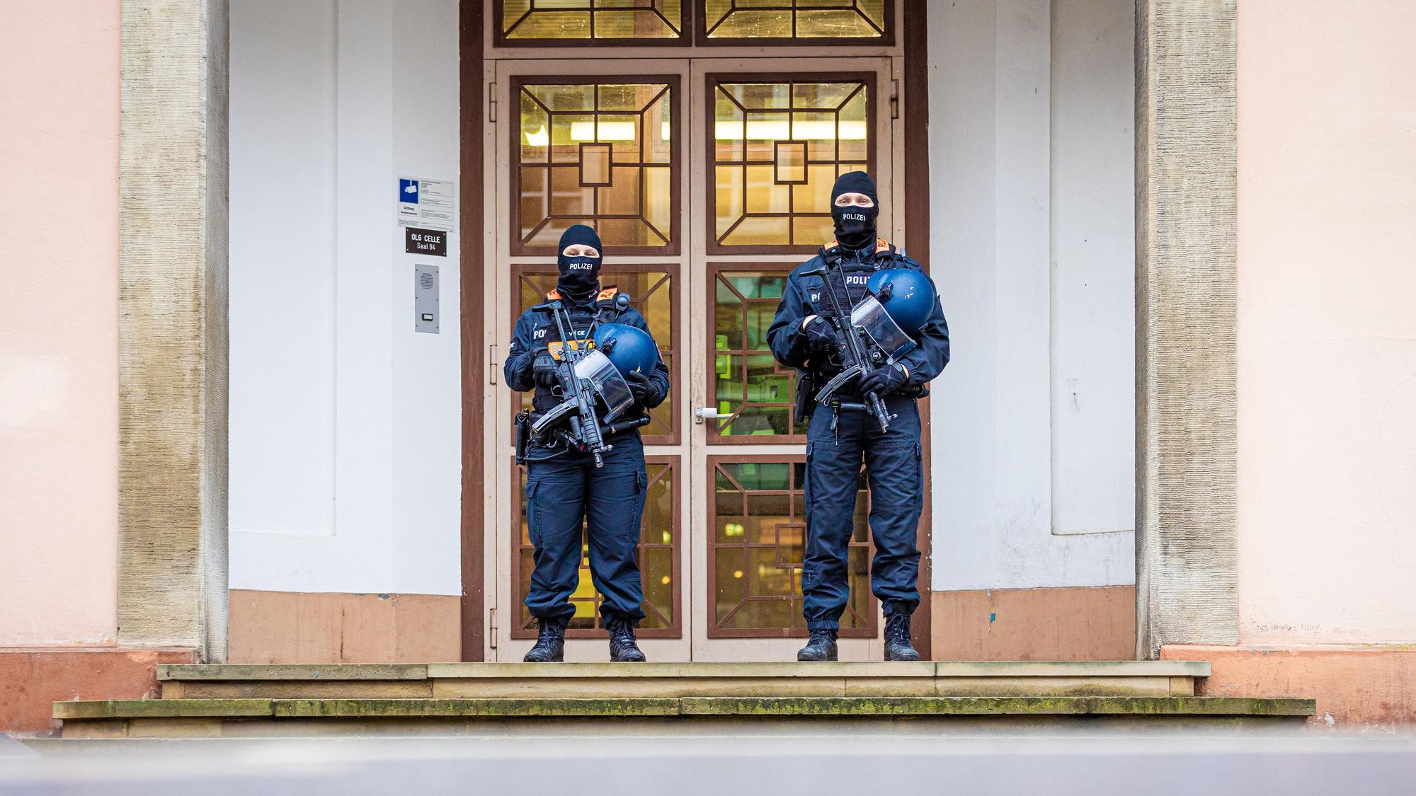 Einsatzkräfte der Polizei stehen vor dem Oberlandesgericht in Celle.