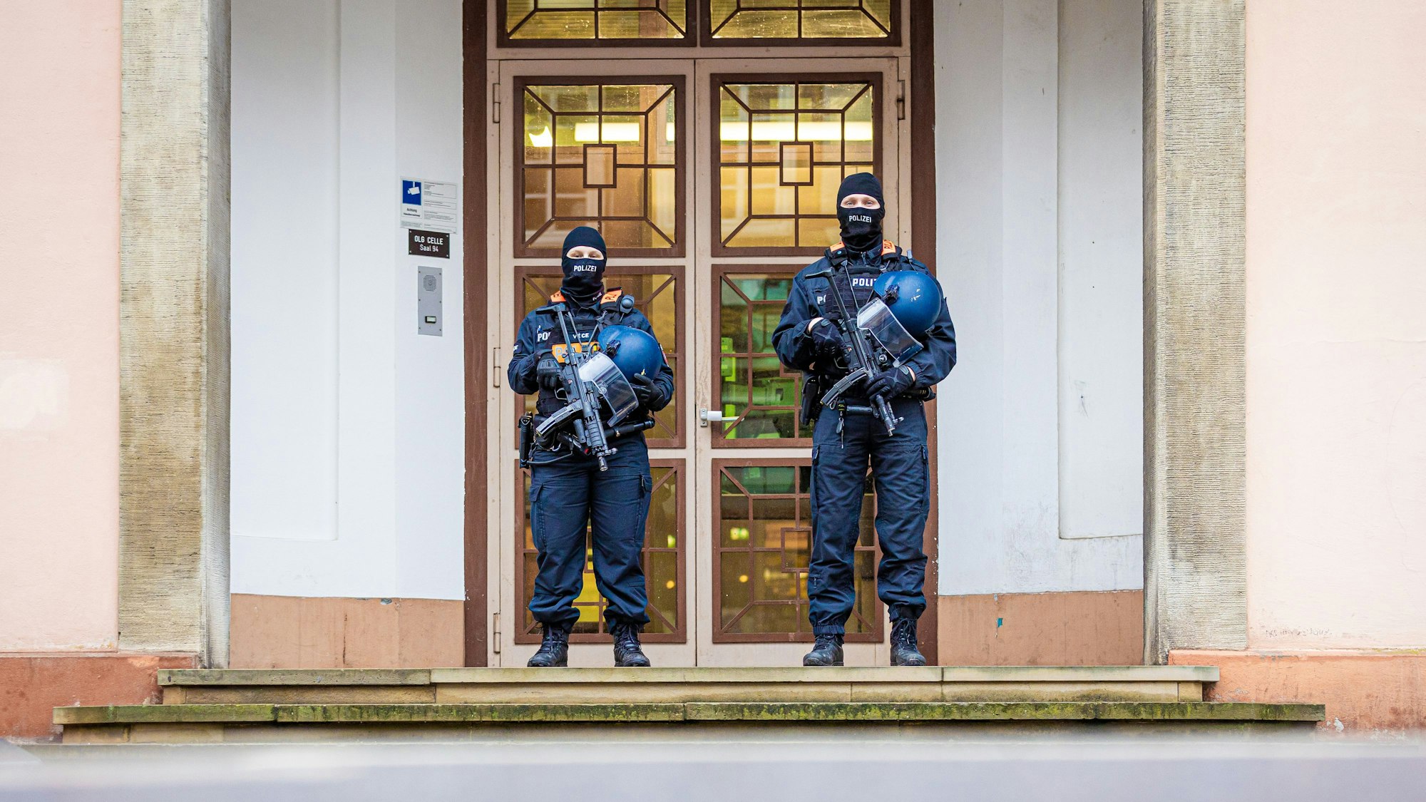 Einsatzkräfte der Polizei stehen vor dem Oberlandesgericht in Celle.