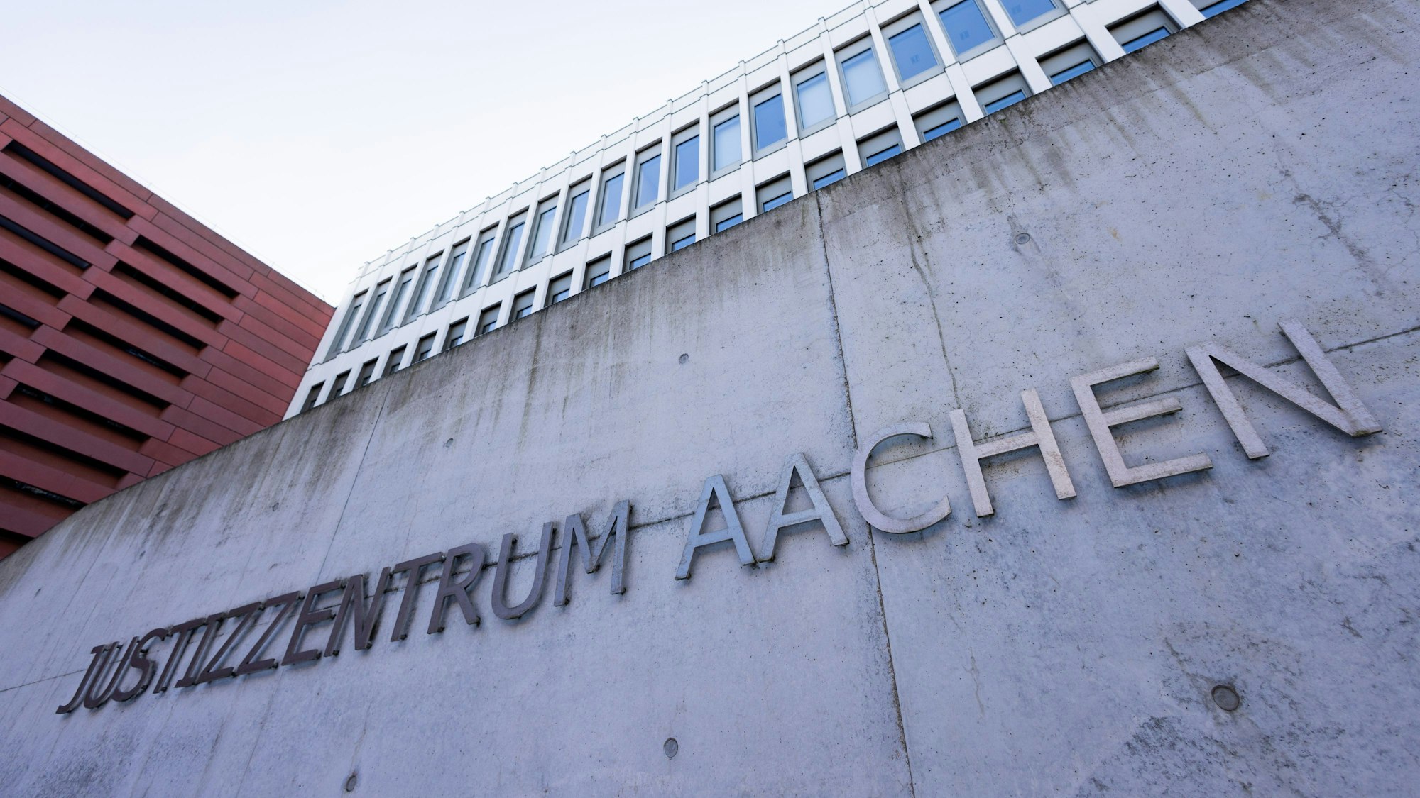 ARCHIV - 16.01.2024, Nordrhein-Westfalen, Aachen: Blick auf das Landgericht im Justizzentrum Aachen. (zu dpa: «Pfleger soll neun Patienten ermordet haben - Prozess startet») Foto: Rolf Vennenbernd/dpa +++ dpa-Bildfunk +++