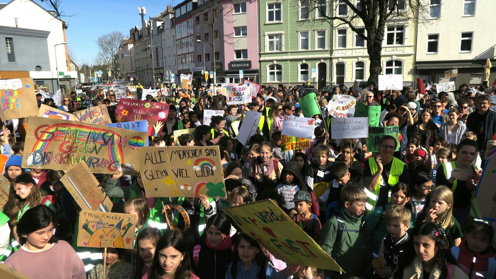 Rund 600 Schüler stehen auf dem Lenauplatz halten selbsterstellte, bunte Plakate in die Höhe.