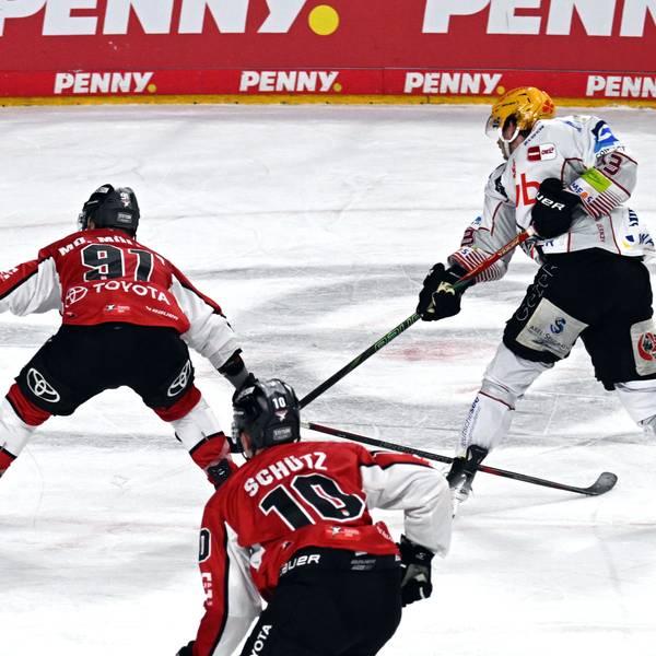 Die Entscheidung: Bremerhavens Ziga Jeglic erzielt gegen Moritz Müller und Justin Schütz das 2:4.