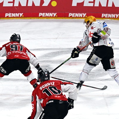 Die Entscheidung: Bremerhavens Ziga Jeglic erzielt gegen Moritz Müller und Justin Schütz das 2:4.