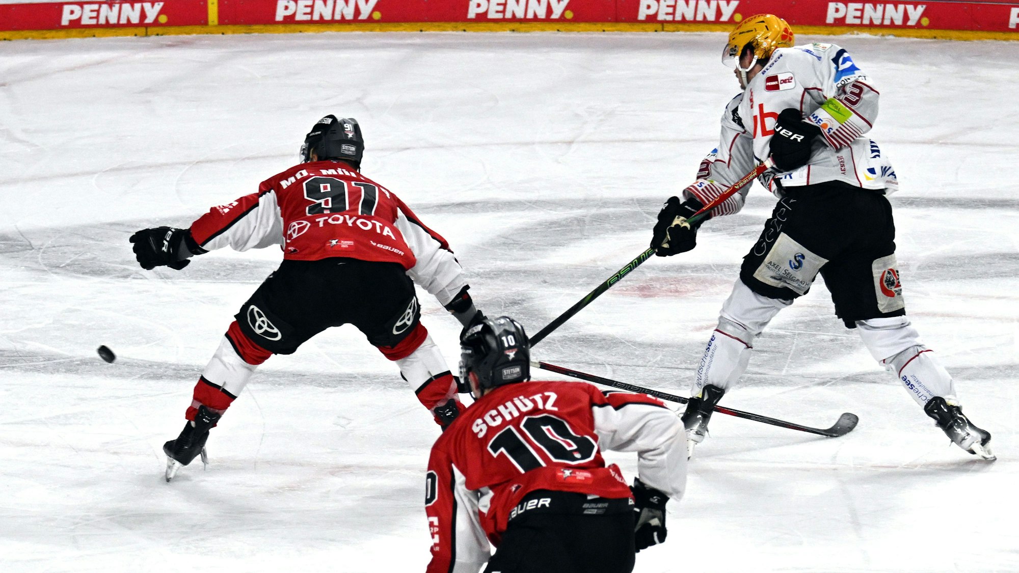 Die Entscheidung: Bremerhavens Ziga Jeglic erzielt gegen Moritz Müller und Justin Schütz das 2:4.