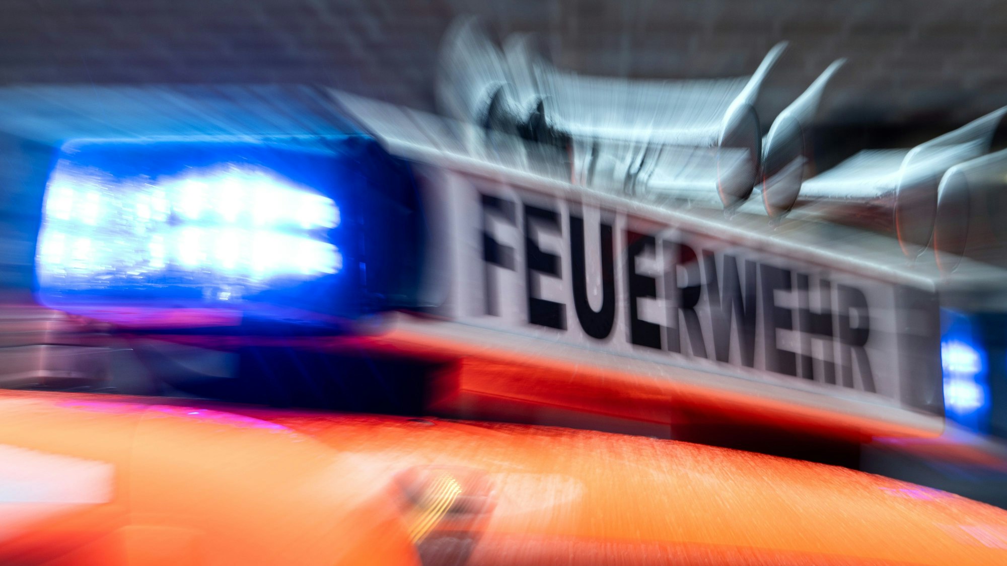 ARCHIV - 12.02.2025, Baden-Württemberg, Stuttgart: Ein Einsatzfahrzeug der Feuerwehr steht mit Blaulicht im Hof der Feuerwache 5 Filder (gestellte Szene, Zoomeffekt durch Langzeitbelichtung). (zu dpa: «Verletzter nach Garagenbrand in Obermaßfeld») Foto: Marijan Murat/dpa +++ dpa-Bildfunk +++