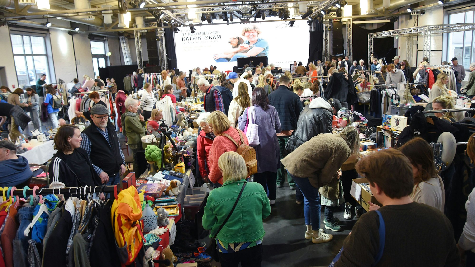 Das Foto zeigt den Nachtflohmarkt in der Alten Drahtzieherei in Wipperfürth.