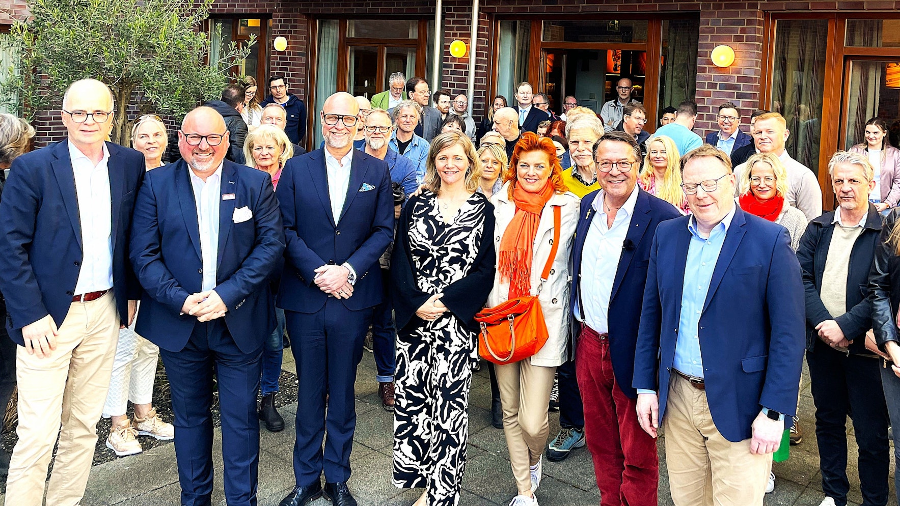 Gruppe von Menschen in einem Innenhof