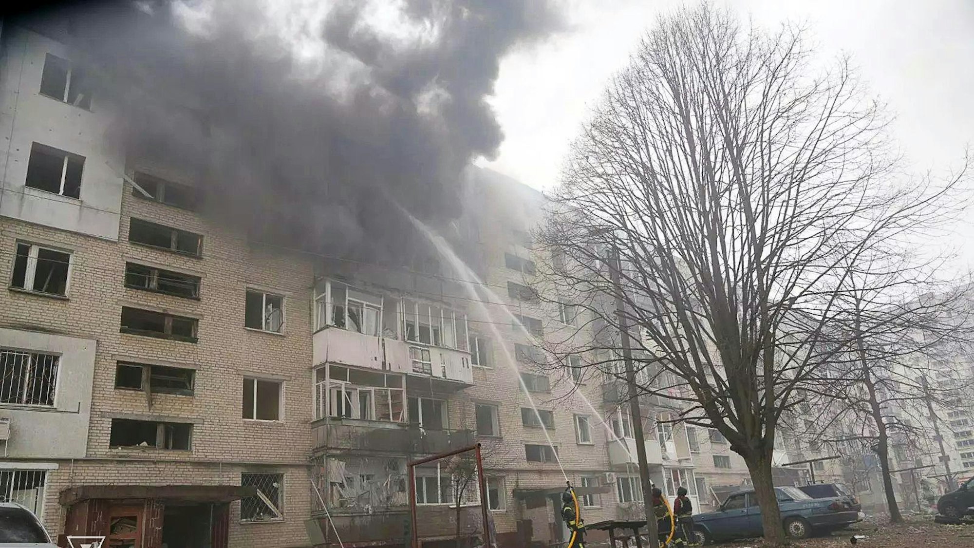 HANDOUT - 24.03.2025, Ukraine, Sumy: Dieses vom ukrainischen Zivilschutz zur Verfügung gestellte Foto zeigt Löscharbeiten nach einem russischen Raketenschlag.