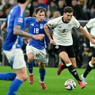 23.03.2025, Nordrhein-Westfalen, Dortmund: Fußball: Nations League A, Deutschland - Italien, Play-off-Runde, Viertelfinale, Rückspiele, Signal Iduna Park, Deutschlands Leon Goretzka (M) wird von Italiens Nicolo Barella (l) verfolgt. Foto: Bernd Thissen/dpa +++ dpa-Bildfunk +++