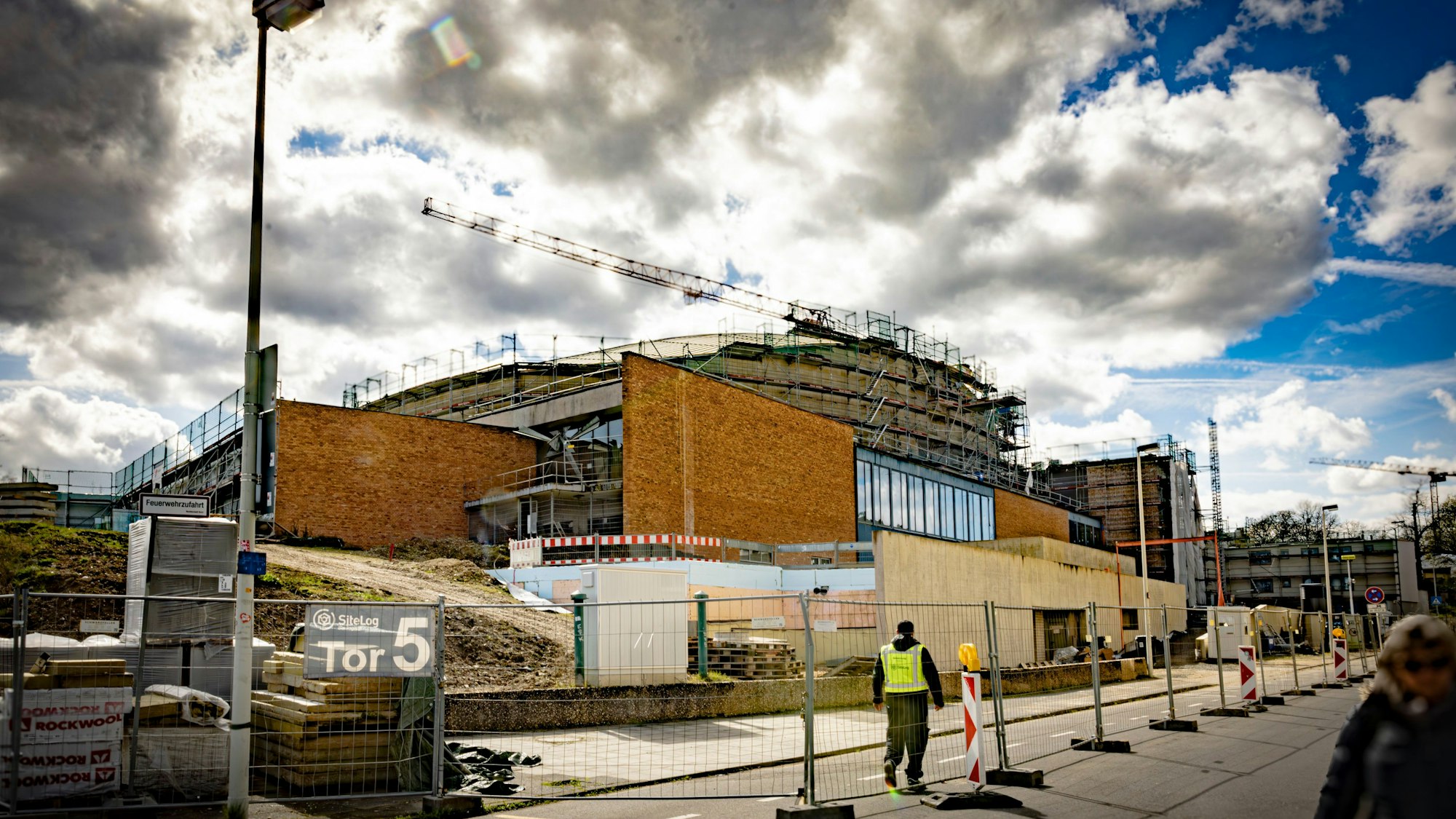 Die Bonner Beethovenhalle wird seit 2016 saniert (Archivfoto). Im Dezember soll sie wiedereröffnet werden.