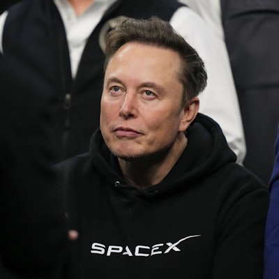 22.03.2025, USA, Philadelphia: Elon Musk besucht das Finale der NCAA-Ringer-Meisterschaft in Philadelphia. Foto: Matt Rourke/AP/dpa +++ dpa-Bildfunk +++