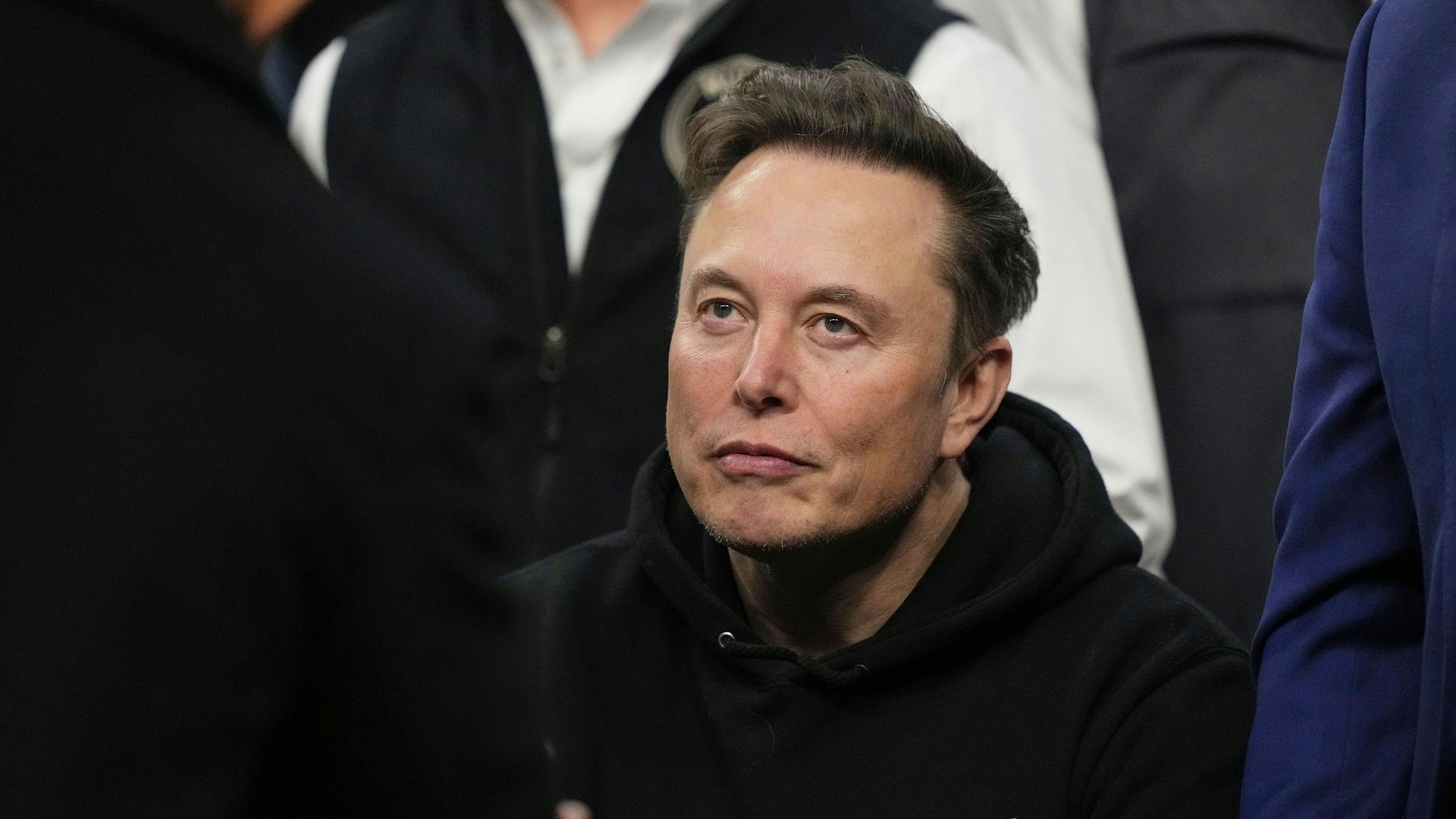 22.03.2025, USA, Philadelphia: Elon Musk besucht das Finale der NCAA-Ringer-Meisterschaft in Philadelphia. Foto: Matt Rourke/AP/dpa +++ dpa-Bildfunk +++