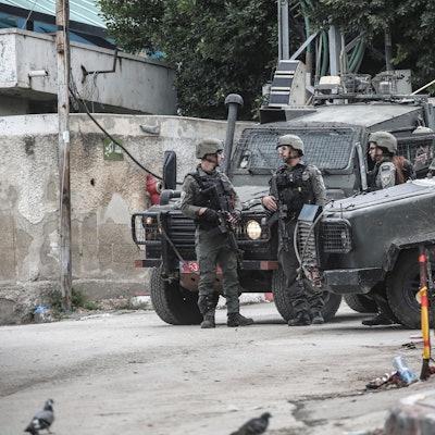 ARCHIV - 01.02.2025, Palästinensische Gebiete, Tulkarm: Israelische Soldaten stehen vor dem Thabet Thabet Krankenhaus in der Stadt Tulkarem im Westjordanland. (zu dpa: «UN-Bericht wirft Israel sexualisierte Gewalt gegen Palästinenser vor») Foto: Nasser Ishtayeh/SOPA Images via ZUMA Press Wire/dpa +++ dpa-Bildfunk +++
