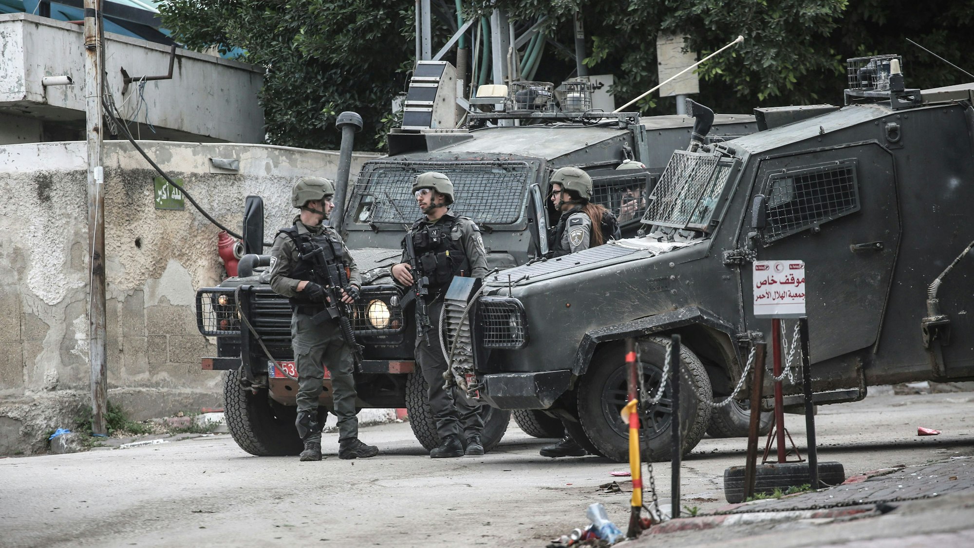 ARCHIV - 01.02.2025, Palästinensische Gebiete, Tulkarm: Israelische Soldaten stehen vor dem Thabet Thabet Krankenhaus in der Stadt Tulkarem im Westjordanland. (zu dpa: «UN-Bericht wirft Israel sexualisierte Gewalt gegen Palästinenser vor») Foto: Nasser Ishtayeh/SOPA Images via ZUMA Press Wire/dpa +++ dpa-Bildfunk +++