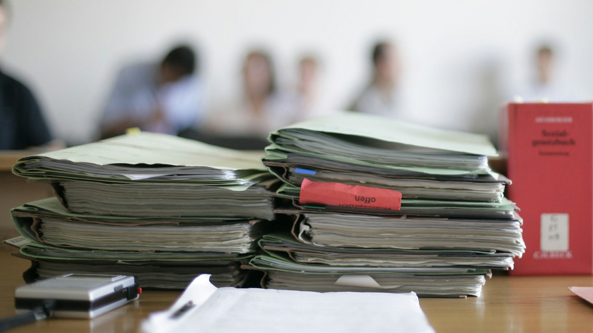 Aktenordner liegen im Sozialgericht zu Beginn einer Verhandlung auf dem Tisch.