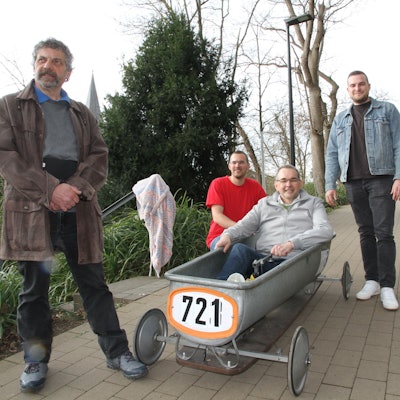 In Siegburg wird ein Seifenkistenrennen am 1. Juni geplant, von links: Frank Gerigk-Lorenz, Lucas Lorenz, Stefan Rosemann und David Dornseifer