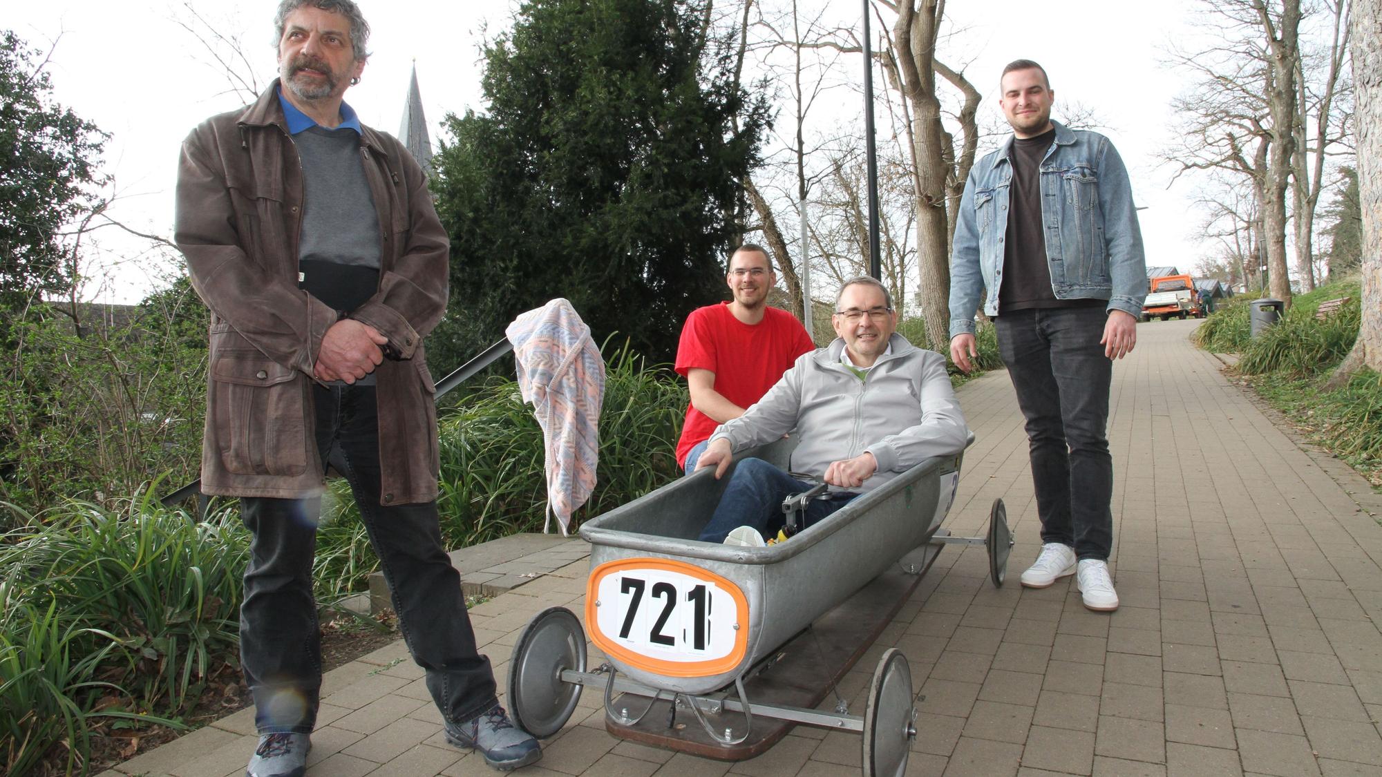 In Siegburg wird ein Seifenkistenrennen am 1. Juni geplant, von links: Frank Gerigk-Lorenz, Lucas Lorenz, Stefan Rosemann und David Dornseifer