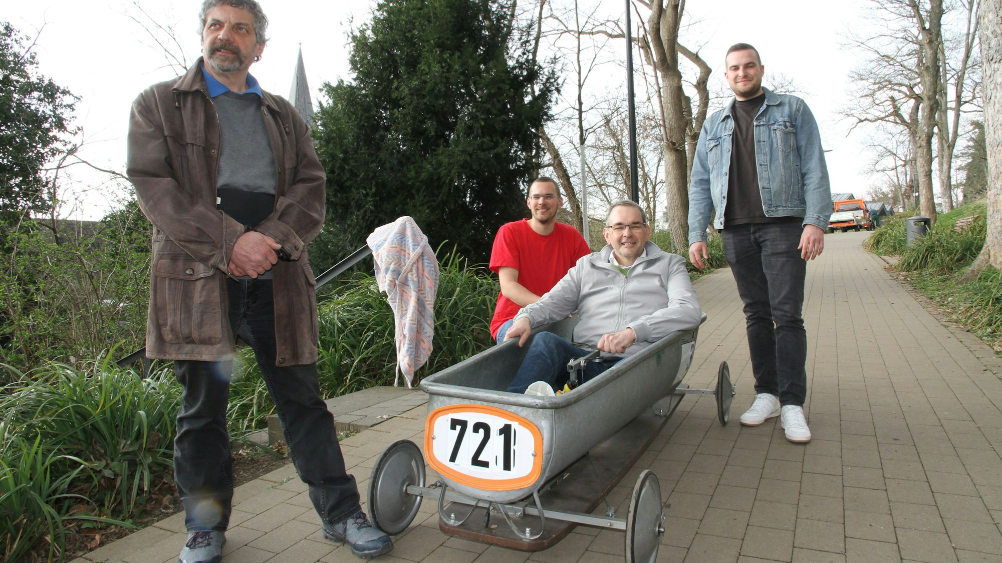In Siegburg wird ein Seifenkistenrennen am 1. Juni geplant, von links: Frank Gerigk-Lorenz, Lucas Lorenz, Stefan Rosemann und David Dornseifer