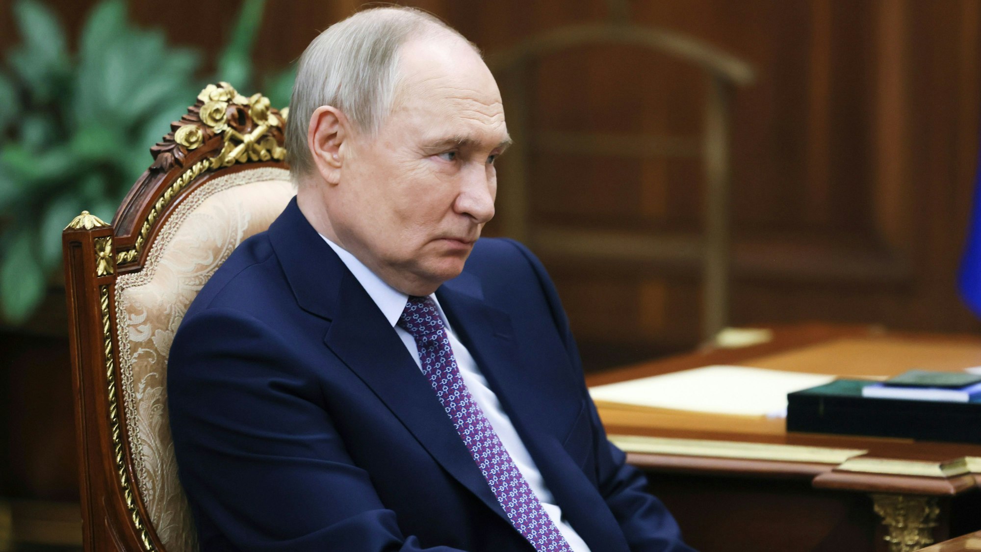 Kremlchef Wladimir Putin bei einer Besprechung. (Archivbild)