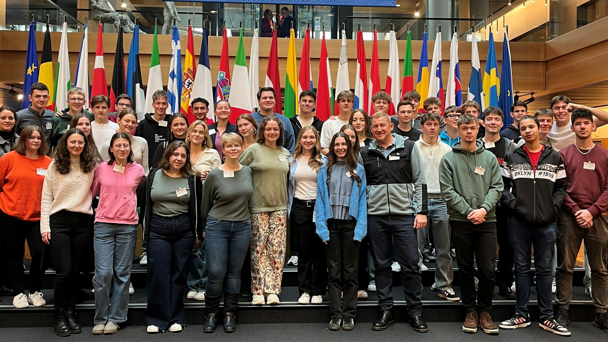 Gruppenfoto einer Schulklasse im EU-Parlament in Straßburg.