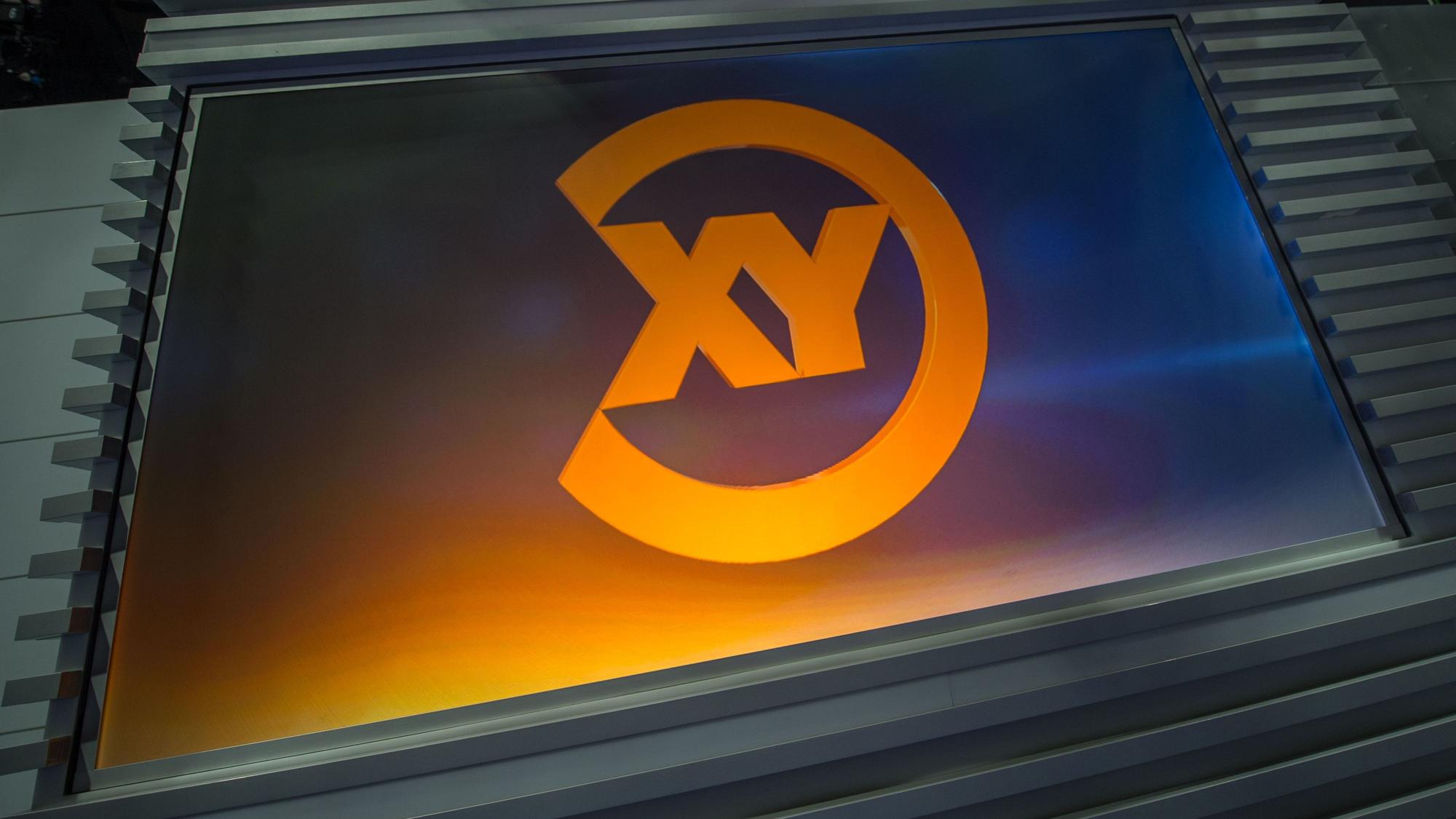 Eine Projektion des Logos der Sendung „Aktenzeichen XY... ungelöst“.