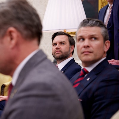 US-Präsident Donald Trump, der nationale Sicherheitsberater Michael Waltz, Vizepräsident J.D. Vance und Verteidigungsminister Pete Hegseth (v.l.) im Weißen Haus. (Archivbild)