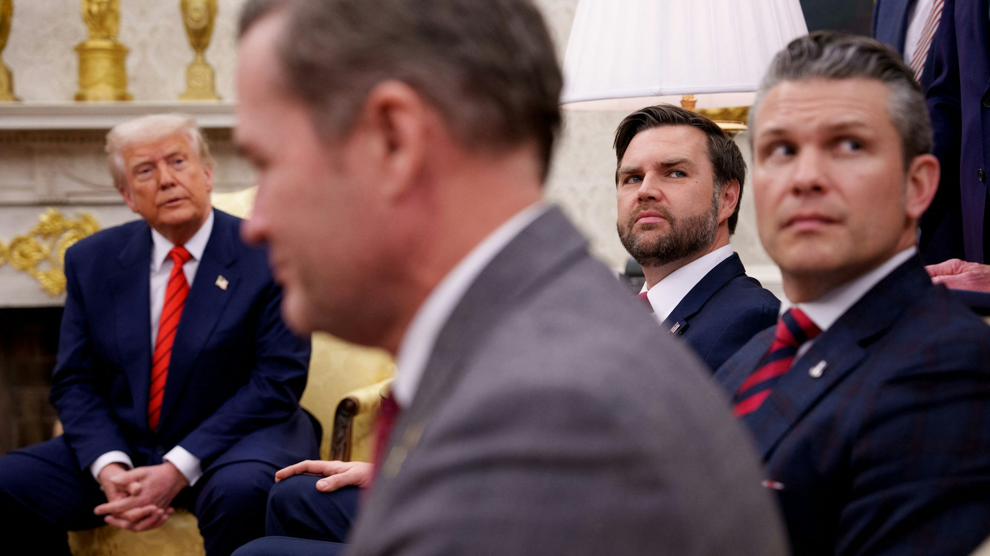 US-Präsident Donald Trump, der nationale Sicherheitsberater Michael Waltz, Vizepräsident J.D. Vance und Verteidigungsminister Pete Hegseth (v.l.) im Weißen Haus. (Archivbild)