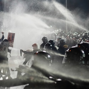 Beamte der Bereitschaftspolizei stoßen mit Demonstranten zusammen, nachdem der Bürgermeister von Istanbul, Imamoglu, verhaftet und ins Gefängnis gesteckt wurde.