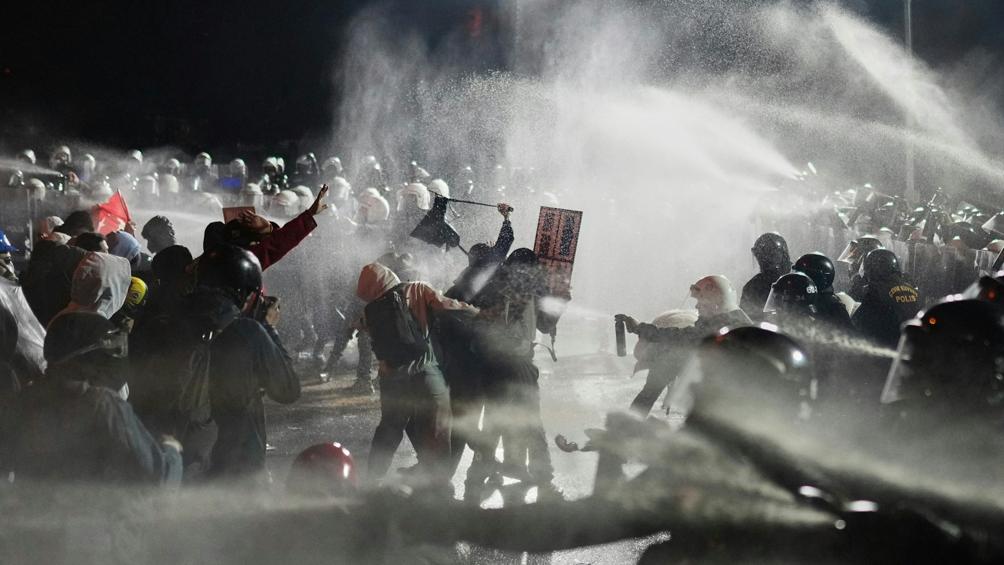 Beamte der Bereitschaftspolizei stoßen mit Demonstranten zusammen, nachdem der Bürgermeister von Istanbul, Imamoglu, verhaftet und ins Gefängnis gesteckt wurde.