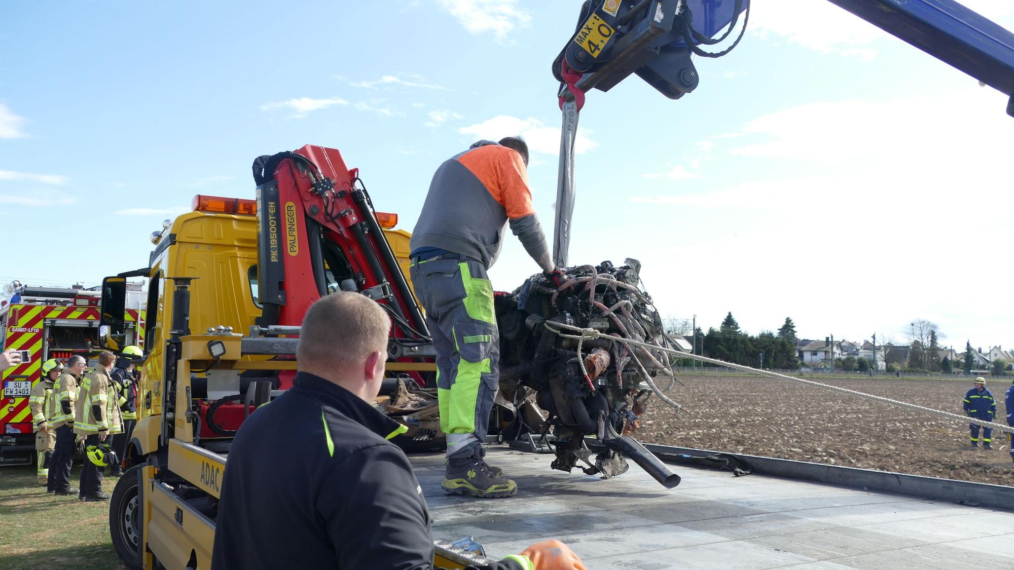 Ein Kran des Technischen Hilfswerks lädt den schweren Motorblock auf einen Abschleppwagen.