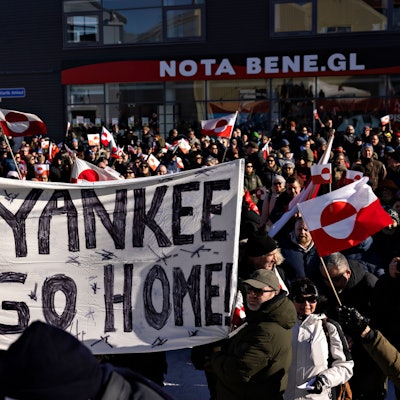 Auf dem Bild zu sehen sind Menschen, die nach der Wahl in Grönland an einem Marsch teilnehmen, der vor dem US-Konsulat unter dem Motto «Grönland gehört dem grönländischen Volk» endet. Auf einem Transparent steht geschrieben «Yankee go home!». Foto: Christian Klindt Soelbeck/Ritzau Scanpix Foto/AP/dpa