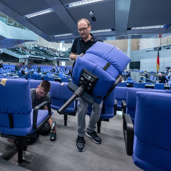 Handwerker bauen den Plenarsaal im Deutschen Bundestag für die konstituierende Sitzung des 21. Deutschen Bundestag und die neue Legislaturperiode um.