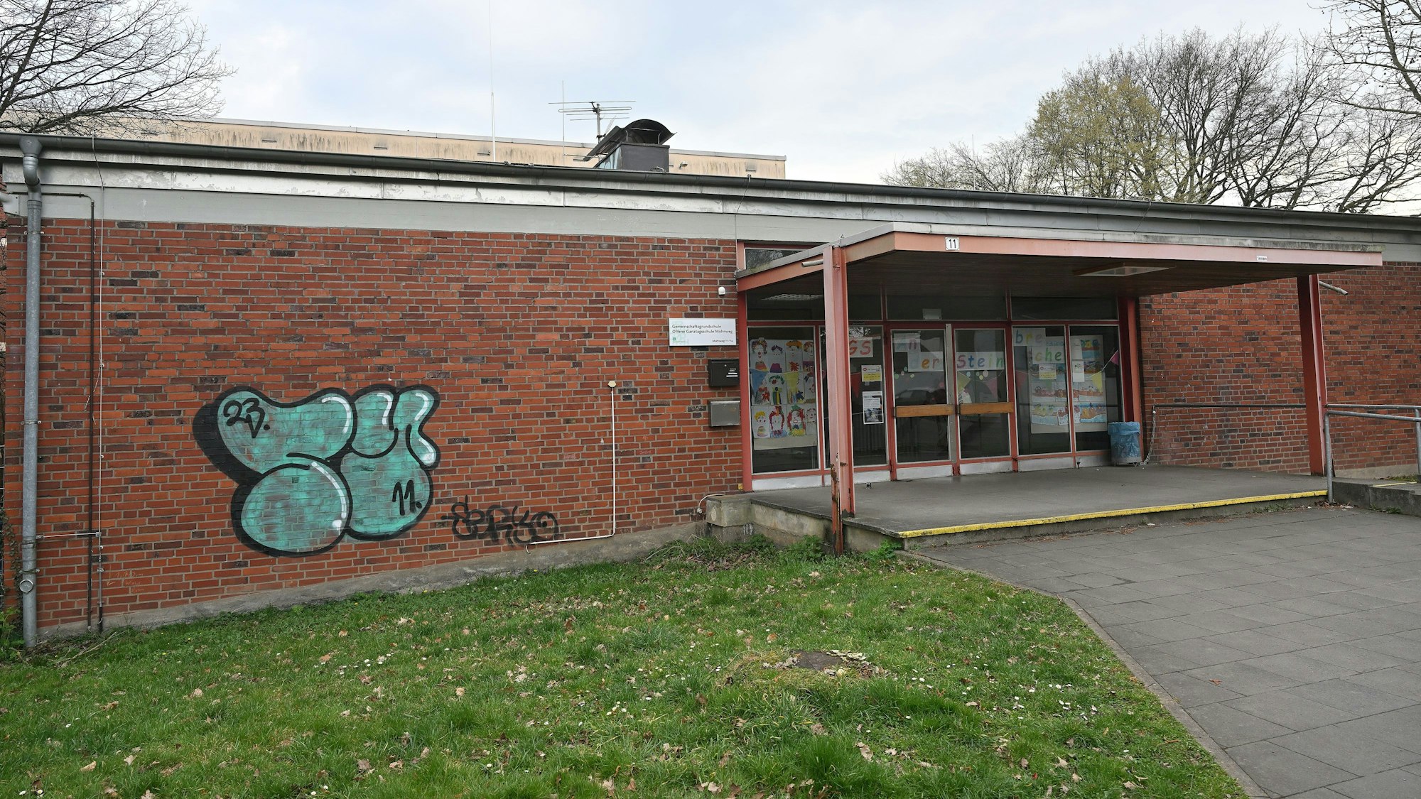 Zu sehen ist der Eingang der einstöckigen Schule.