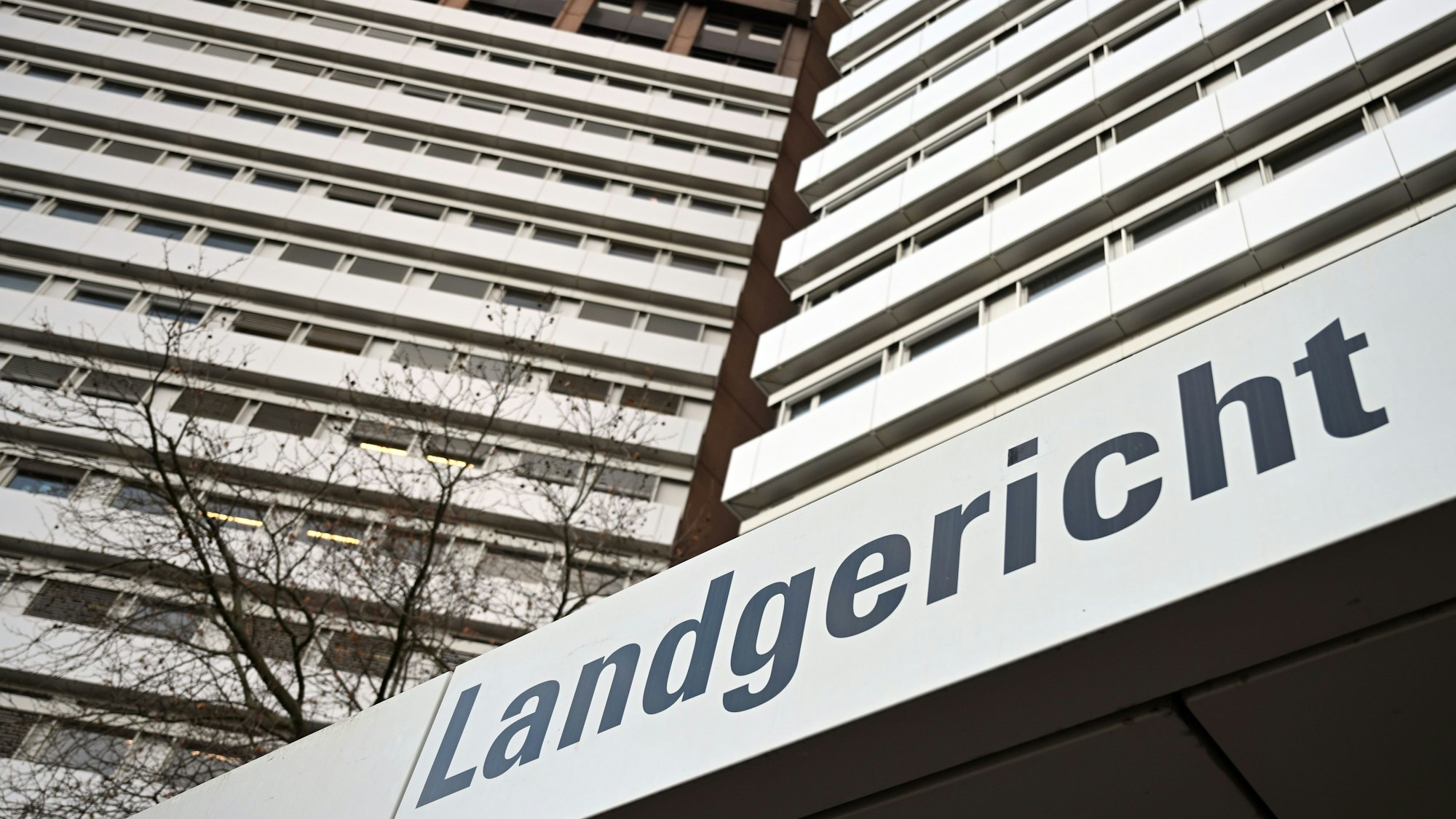 Ein Schild weist auf das Landgericht Köln hin.